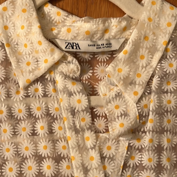 Gently worn Zara daisy blouse in size: xs - Picture 4 of 5
